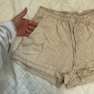 Linen shorts with pockets